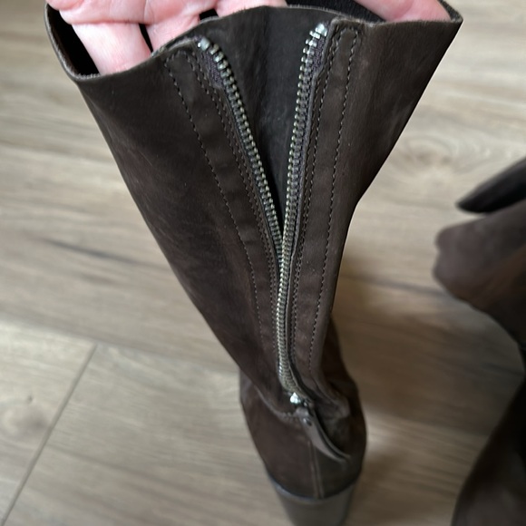 VIC MATIE made in Italy, brown suede boots. 4 in heel. Size 41 or 10-10.5 US EUC - Picture 5 of 8